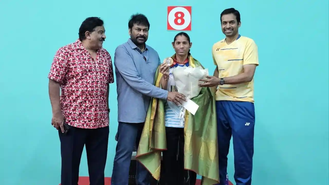 https://www.mobilemasala.com/film-gossip-tl/Megastar-Chiranjeevi-presented-a-check-of-three-lakh-rupees-to-Olympic-winner-Deepti-Jeevanji-tl-i332220